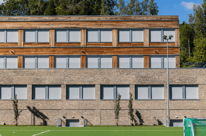 Eikeli skole har 50 prosent reduksjon av klimagassutslipp gjennom bruk av solceller og klimaeffektive materialer som trekonstruksjoner, lavkarbonbetong og gjenbrukstegl. Foto: Peab/Fotograf Mats Bakken